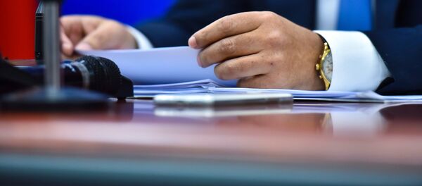 Рука мужчины на столе. Архивное фото - Sputnik Кыргызстан