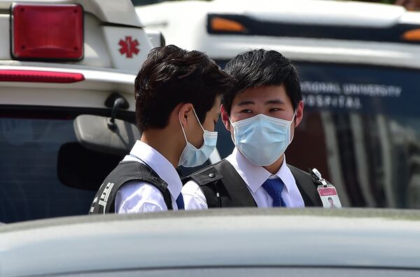 Южнокорейские стражи порядка больницы носят маски в Сеульском Национальном госпитале. - Sputnik Кыргызстан