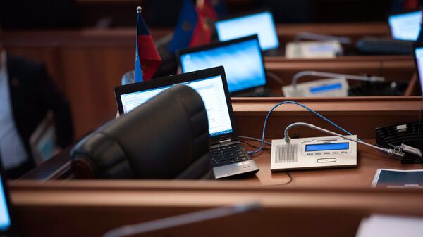 Компьютер и микрофон в зале заседания. Архивное фото - Sputnik Кыргызстан