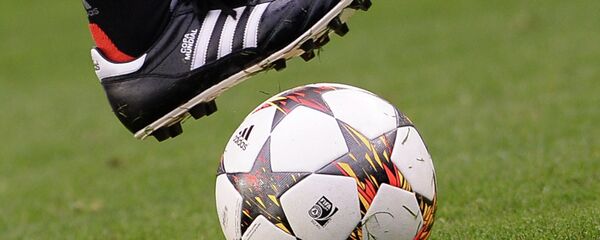 Футболист с мячом. Архивное фото - Sputnik Кыргызстан