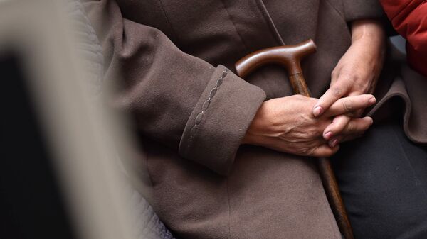 Пожилая женщина с палочкой. Архивное фото - Sputnik Кыргызстан