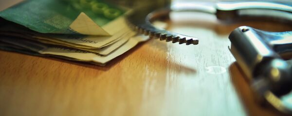 Наручники и деньги. Архивное фото - Sputnik Кыргызстан