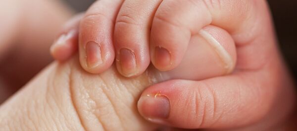 Новорожденный держит палец. Архивное фото - Sputnik Кыргызстан