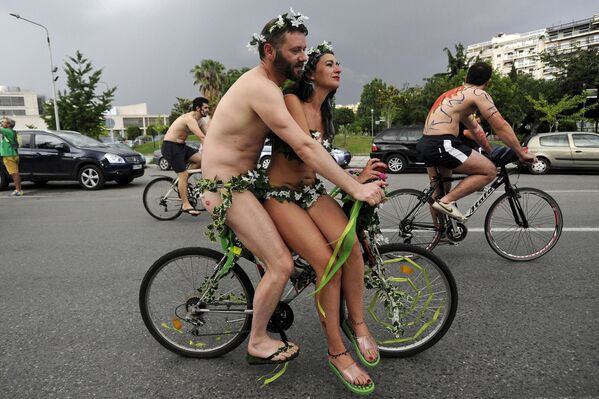 Экологиялык унаа түрүн жайылтуу үчүн World Naked Bike Ride кыймылы тарабынан уюштурулган эл аралык жылаңач веложүрүштүн жайкы сезону башталды. - Sputnik Кыргызстан