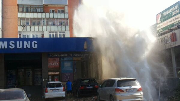 Фонтан из прорванной трубы искупал магазины в Бишкеке - Sputnik Кыргызстан