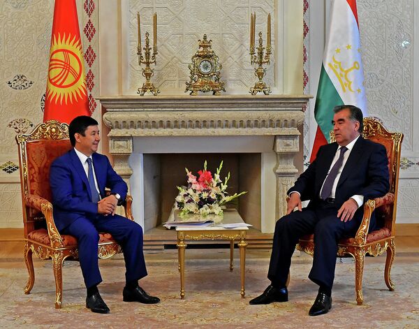 Премьер-министр Темир Сариев и президент Таджикистана Эмомали Рахмон. - Sputnik Кыргызстан