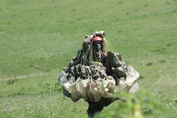 Боец Генерального штаба Вооруженных сил во время недельных сборор по парапланетарной подготовке. - Sputnik Кыргызстан