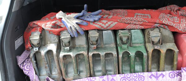 Бензин куюлган канистрлер. Архив Бензин куюлган канистрлер. Архив - Sputnik Кыргызстан