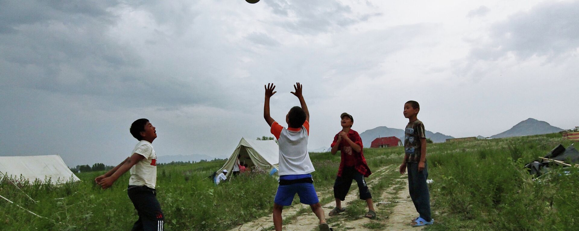Дети играют в мяч. Архивное фото - Sputnik Кыргызстан, 1920, 08.06.2018