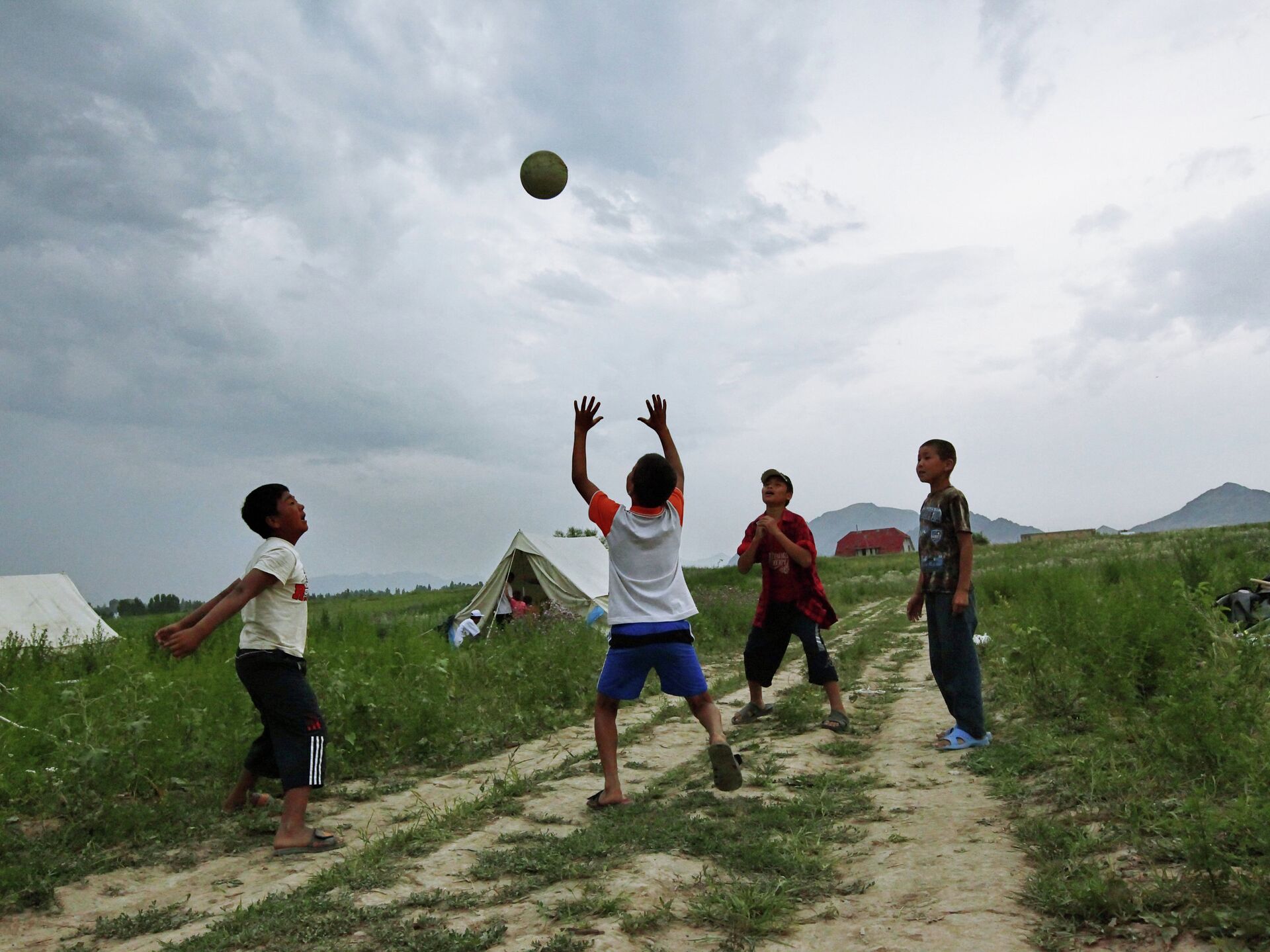 Кыргызстан 9 мужчин и 13 летняя. Дети играют Кыргызстан. Кыргызские дети лагере. Киргизия Международный лагерь. Футбол дети Кыргызстан.