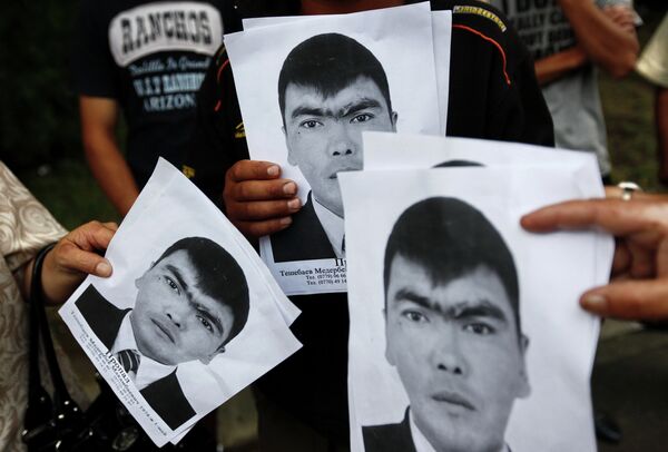 Родственники с портретами пропавшего без вести человека в Оше. - Sputnik Кыргызстан