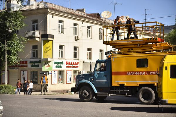 Сотрудники городской аварийной службы восстанавливают троллейбусную линию. - Sputnik Кыргызстан