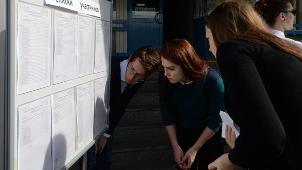 Выпускники осматривают список. Архивное фото - Sputnik Кыргызстан
