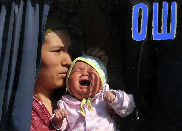 Мать с ребенком сидят в автобусе в южной столице. - Sputnik Кыргызстан