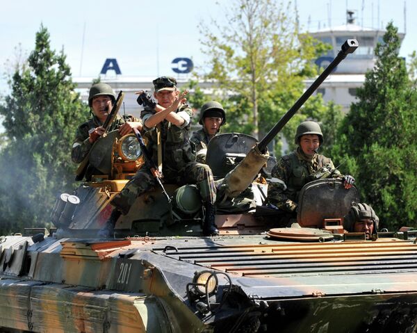 Солдаты патрулируют район рядом с аэропортом в городе Оше. - Sputnik Кыргызстан