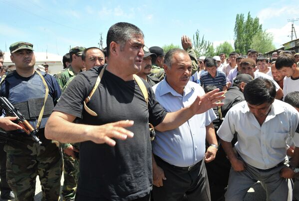 Начальник УВД Оша Курсан Асанов уговаривает население снести баррикады. - Sputnik Кыргызстан