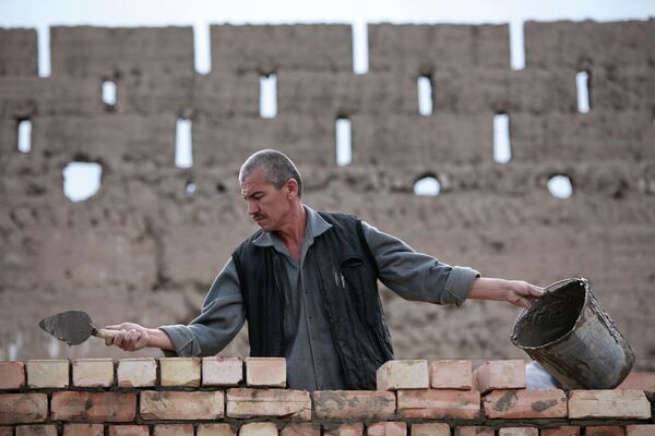 Строитель занимается восстановлением домов в квартале Шарк. - Sputnik Кыргызстан