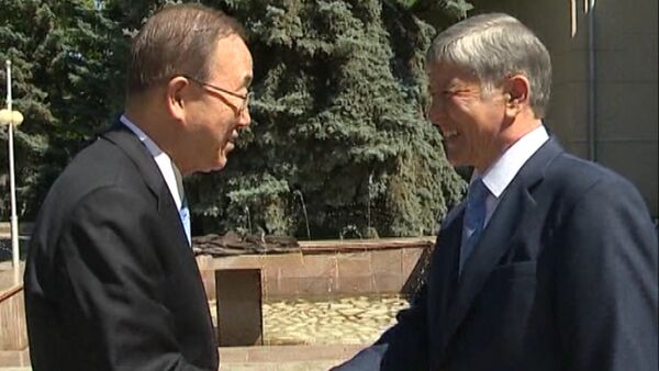 Атамбаев поприветствовал  Пан Ги Муна на английском языке - Sputnik Кыргызстан