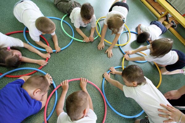 Дети на уроке физкультуры. Архивное фото - Sputnik Кыргызстан