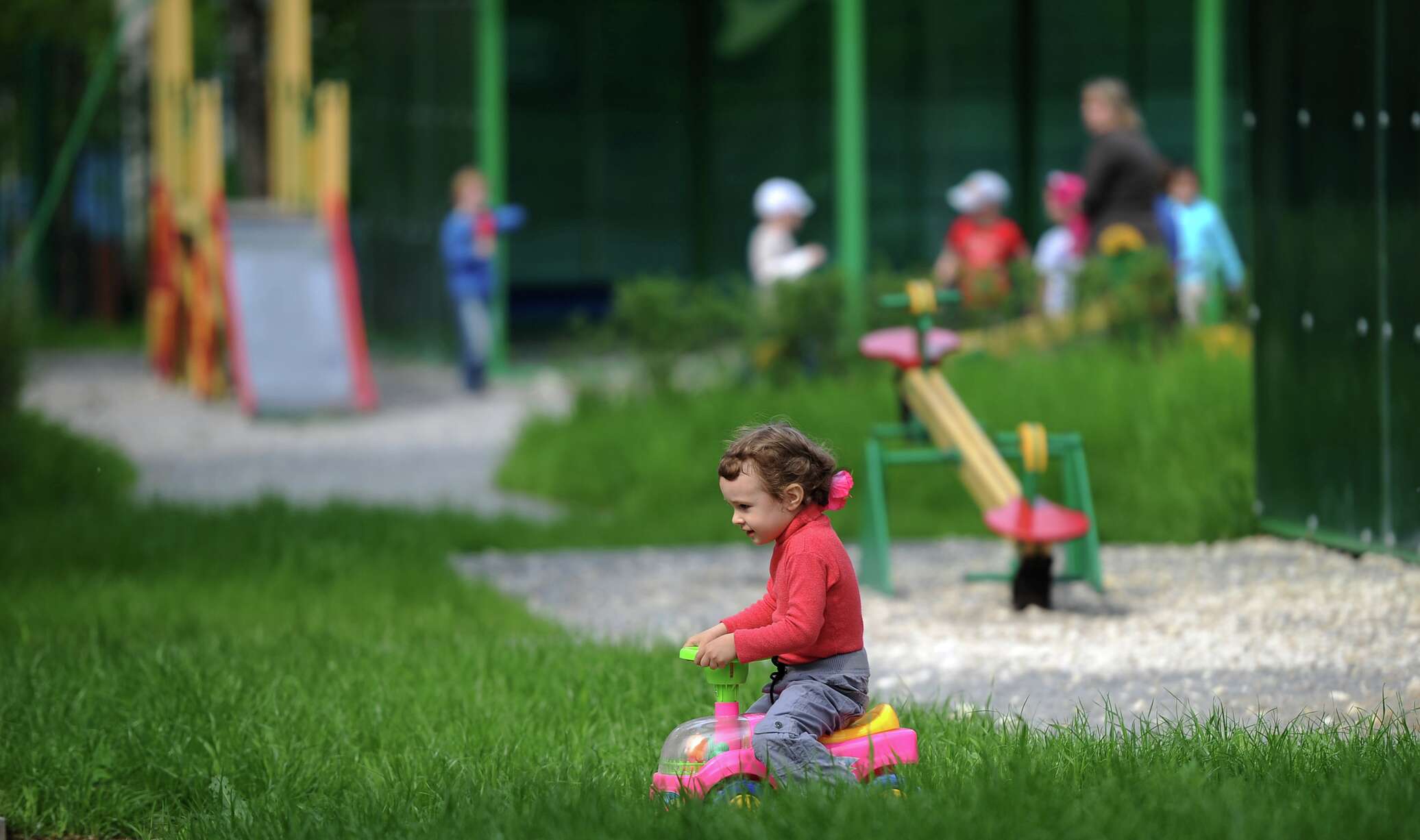 Более 4 лет. Дети гуляют на улице. Присматривают за детьми на улице\. 4 Года дети на улице. Дети без присмотра на улице.