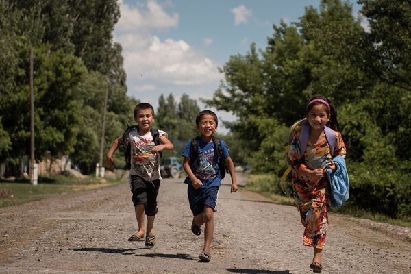 Зулайка и Юсуп учатся в четвертом классе сельской школы. - Sputnik Кыргызстан