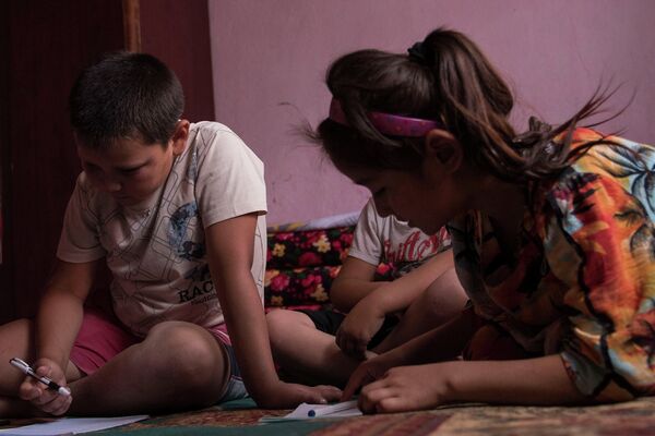 Зулайка учит уроки вместе с соседскими детишками. - Sputnik Кыргызстан