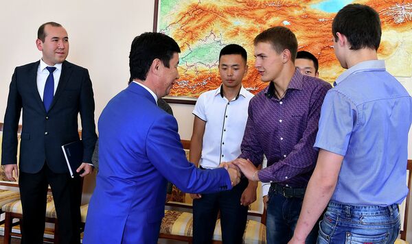 Спасших людей при пожаре школьников поблагодарил премьер-министр Темир Сариев. - Sputnik Кыргызстан