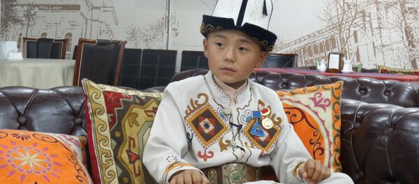 Кичинекей манасчы Үмөт Дөөлөтов. Архив - Sputnik Кыргызстан