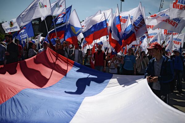 В Новосибирске прошли праздничное шествие и митинг, в котором приняли участие около 5 тысяч человек. - Sputnik Кыргызстан
