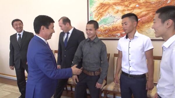 5 мая школьники спасли трех человек во время пожара в одном из многоэтажных домов в Кара-Балте. - Sputnik Кыргызстан