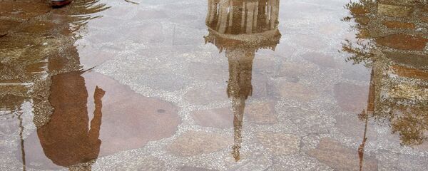 Отражение Международного Университета Кыргызстана на асфальте после дождя. Архивное фото - Sputnik Кыргызстан