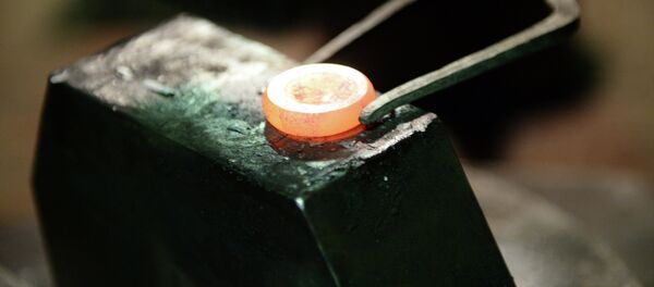 Во время изготовления монет. Архивное фото Во время изготовления монет. Архивное фото - Sputnik Кыргызстан