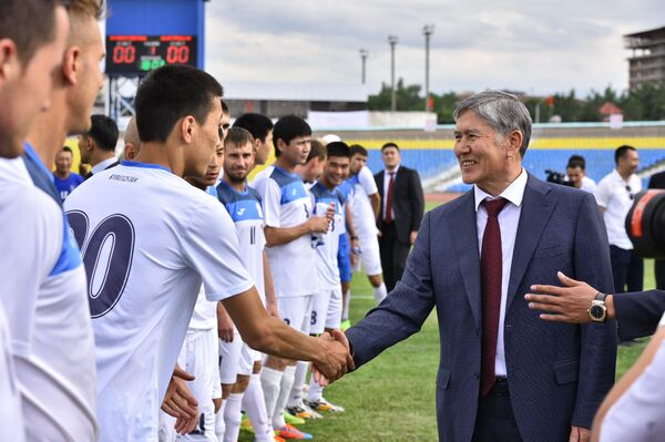 Президент Алмазбек Атамбаев посетил тренировку сборной Кыргызстана. - Sputnik Кыргызстан