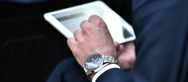 Планшетте иштеп жаткан адам. Архив - Sputnik Кыргызстан