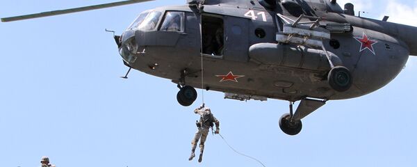 Военнослужащие воздушно-десантных войск России высаживаются на захваченное здание во время проведения активной фазы совместных учений на полигоне Эдельвейс. Архивное фото Военнослужащие воздушно-десантных войск России высаживаются на захваченное здание во время проведения активной фазы совместных учений на полигоне Эдельвейс. Архивное фото - Sputnik Кыргызстан