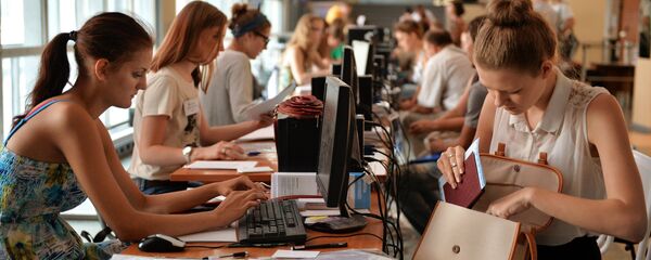 Абитуриентка подает документы в вуз. Архивнео фото - Sputnik Кыргызстан