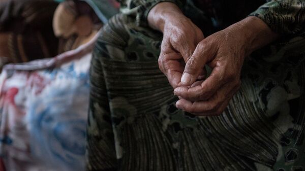 Руки пожилой женщины. Архивное фото - Sputnik Кыргызстан