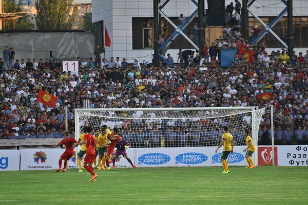 Игроки сборной Кыргызстана давили на ворота австралийской сборной, однако их подвела реализация моментов - Sputnik Кыргызстан