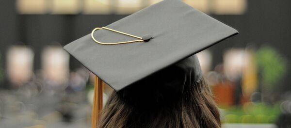 Выпускник высшего образования в мантии. Архивное фото - Sputnik Кыргызстан