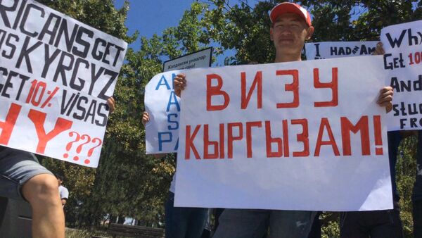 АКШнын Кыргызстандагы элчилигинин алдындагы митинг — кайым айтышуу, күлкү жана плакаттар - Sputnik Кыргызстан