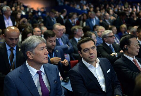 Президент Кыргызстана Алмазбек Атамбаев с Алексисом Ципрасом в пленарном заседании XIX Петербургского международного экономического форума - Sputnik Кыргызстан