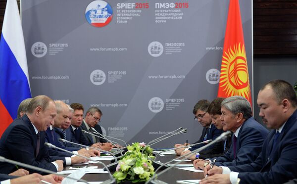 Атамбаев и Путин встретились в Санкт-Петербурге - Sputnik Кыргызстан