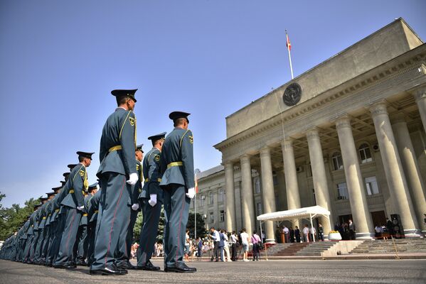 В Бишкеке состоялся торжественный выпуск курсантов Военного института Вооруженных сил КР - Sputnik Кыргызстан