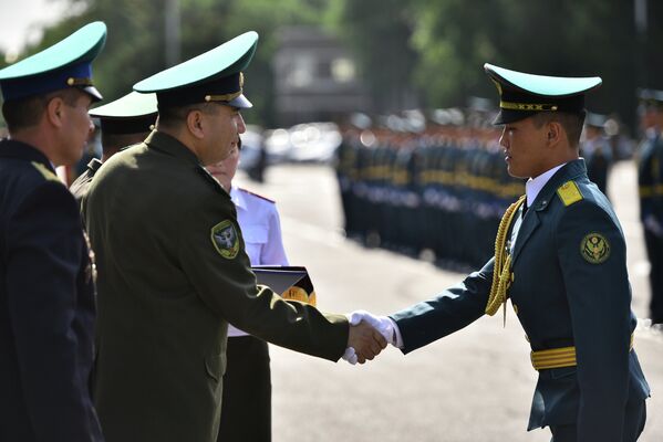 Выпускников приветствовали старшие офицеры — руководители силовых ведомств страны - Sputnik Кыргызстан
