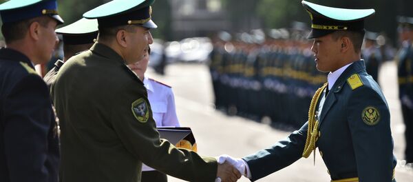 Советтер Союзунун Баатыры, генерал-майор Дайыр Асанов атындагы Кыргыз улуттук аскер лицейи кезектеги бүтүрүүчүлөрү. Архив Советтер Союзунун Баатыры, генерал-майор Дайыр Асанов атындагы Кыргыз улуттук аскер лицейи кезектеги бүтүрүүчүлөрү. Архив - Sputnik Кыргызстан