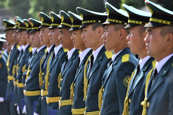 101 выпускник получил сегодня блестящие лейтенантские звездочки и диплом о высшем военном образовании - Sputnik Кыргызстан