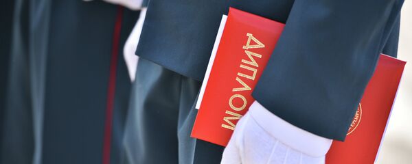 Офицер с дипломом. Архивное фото - Sputnik Кыргызстан