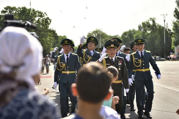 Торжественный марш выпускников по Старой площади Бишкека - Sputnik Кыргызстан