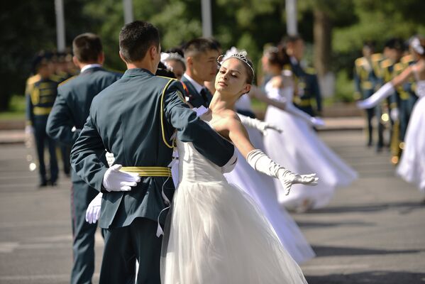 Офицерский вальс – 60 пар не только продемонстрировали в танце военную выправку, но и доставили эстетическое удовольствие всем присутствующим - Sputnik Кыргызстан