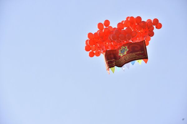В честь праздника в небо выпущены красные воздушные шары - Sputnik Кыргызстан